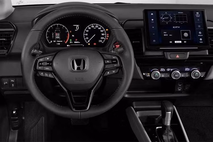City Hatchback RS là phiên bản cao cấp nhất của dòng hatchback. Xe được bổ sung nhiều chi tiết ngoại thất màu đen như nóc xe, gương chiếu hậu và ăng-ten vây cá mập. Bộ mâm hợp kim 16 inch tối màu, logo RS và chi tiết hoàn thiện ống xả cũng tạo điểm nhấn riêng.