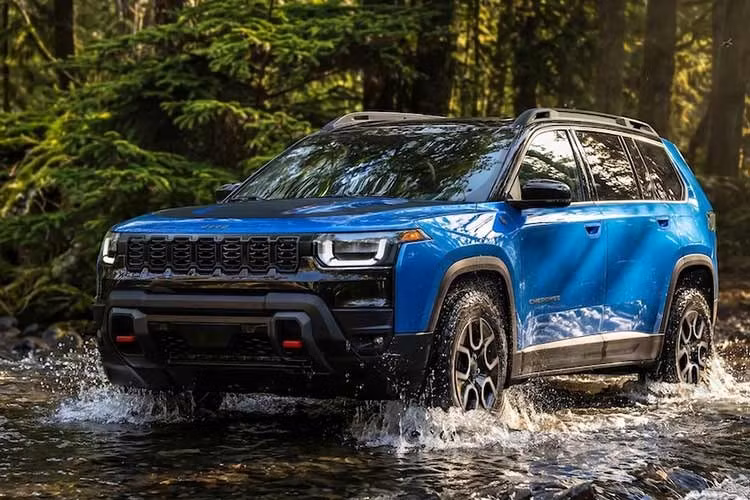 Jeep đã chính thức ra mắt biến thể Cherokee Trailhawk 2027 với thiết kế tập trung vào khả năng vận hành địa hình. Mẫu crossover này sở hữu ngoại thất phân biệt nhờ cản trước vát xéo hơn để tăng góc tới, điểm nhấn sơn đen bóng.