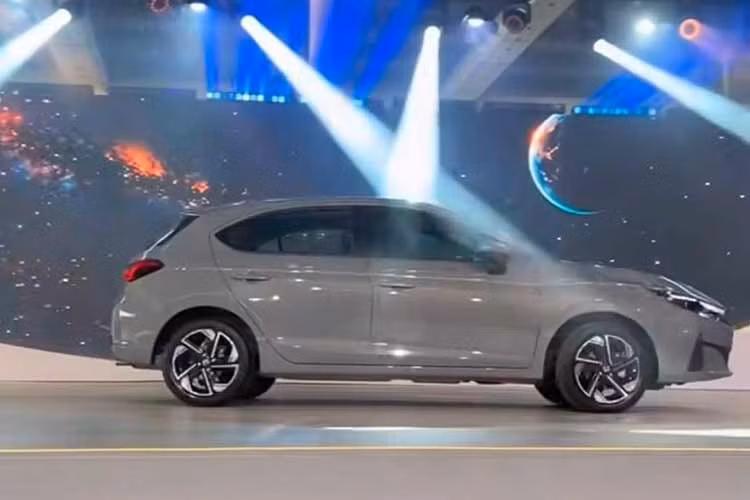 Về ngoại thất, thay đổi dễ nhận thấy nhất nằm ở phần đầu xe. Honda City 2027 mới sở hữu lưới tản nhiệt thiết kế lại, logo Honda dạng phẳng hơn, cản trước mới và cụm đèn được tinh chỉnh theo phong cách lấy cảm hứng từ Honda Prelude.