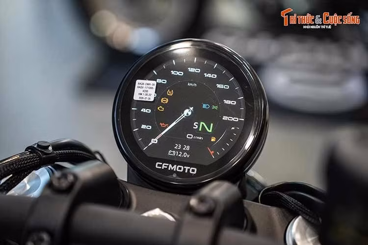 Dù cách điều khiển được đơn giản hóa, AMT vẫn thực hiện quá trình chuyển đổi giữa các cấp số. Vì vậy, cảm giác vận hành không hoàn toàn giống xe tay ga dùng hộp số vô cấp. Độ liền mạch khi tăng tốc và phản ứng lúc chạy chậm là những yếu tố người mua nên kiểm tra khi lái thử.