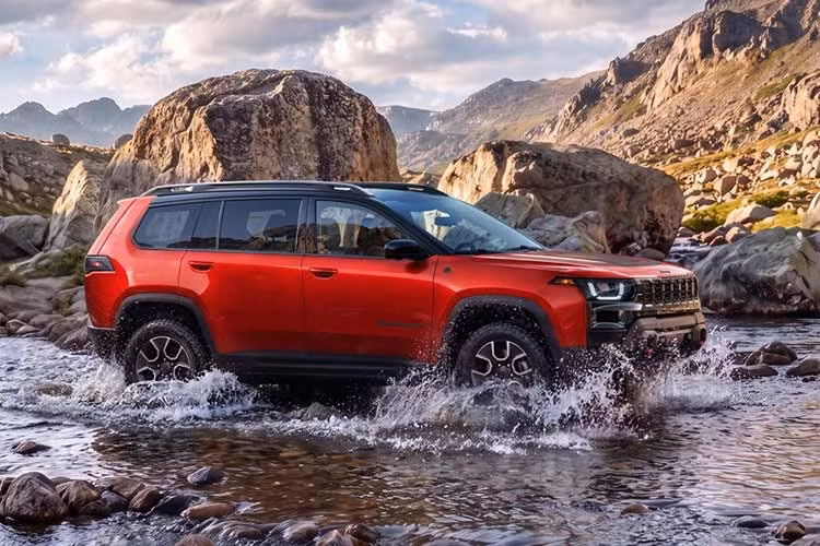 Jeep Cherokee Trailhawk 2027 sẽ bắt đầu đi vào sản xuất trong năm nay và đã bắt đầu nhận đơn đặt hàng. Mức giá khởi điểm được công bố là 44.625 USD (đã bao gồm 1.995 USD phí vận chuyển), xếp ngay dưới phiên bản Cherokee Overland. Tại thị trường Mỹ, xe sẽ cạnh tranh với Hyundai Tucson và Honda CR-V.