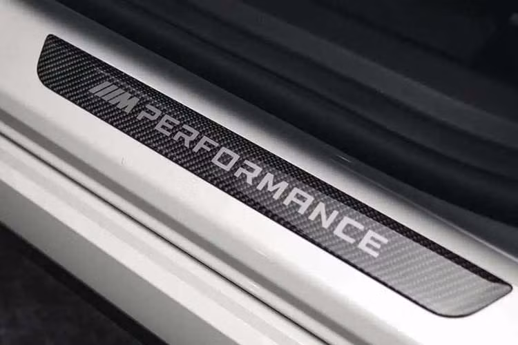 Dù chưa hé lộ những hình ảnh chi tiết của nội thất, BMW khẳng định i3 M60 2027 mới sẽ sở hữu không gian khoang lái hiện đại với mặt táp-lô tích hợp cụm màn hình hiển thị Panoramic iDrive thế hệ mới.