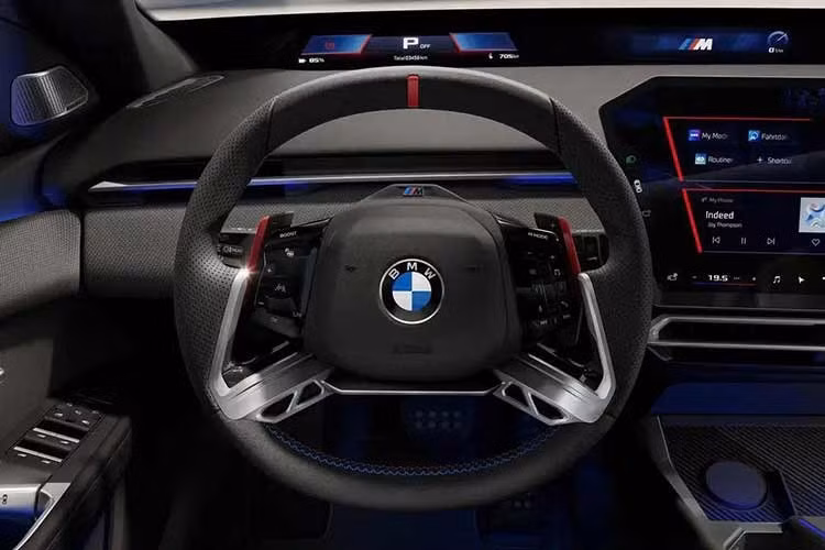 Xe được trang bị vô-lăng M Sport vát đáy thể thao, đi kèm hệ thống ghế ngồi ôm sát cơ thể với phần đệm hông dày dặn nhằm giữ ổn định tư thế cho người lái. Nhằm gia tăng tính cá nhân hóa, BMW cung cấp thêm gói phụ kiện M Performance Parts chế tác từ sợi carbon cao cấp cho cả i3 M60 và M350.