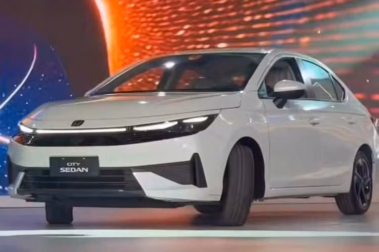 City 2027 tiếp tục sử dụng động cơ xăng 4 xi-lanh hút khí tự nhiên 1.5L, phun nhiên liệu trực tiếp và hỗ trợ nhiên liệu linh hoạt. Động cơ sản sinh 126 mã lực tại 6.200 vòng/phút. Mô-men xoắn cực đại đạt 155 Nm khi sử dụng ethanol và 152 Nm khi chạy xăng. Hộp số CVT với 7 cấp số mô phỏng truyền sức mạnh tới bánh trước. Thời gian tăng tốc 0-100 km/h được công bố ở mức khoảng 10,6 giây.