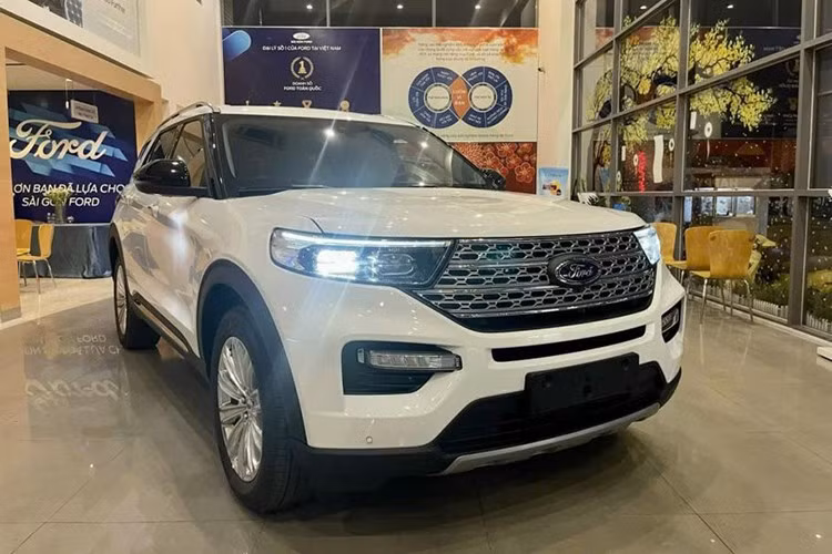 Đứng ở vị trí thứ hai là Ford Explorer với 10 xe bán ra, giảm 23.1% so với 13 chiếc ở tháng trước. Dù mức giảm không quá sâu nhưng doanh số thấp phần nào cho thấy SUV cỡ lớn Mỹ vẫn chưa thể chinh phục được số đông người tiêu dùng Việt.