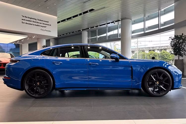 Đầu tiên đây là 1 chiếc xe Porsche Panamera hoàn toàn mới, chưa đăng ký, và nhiều khả năng là xe của khách đặt về nhưng chờ lâu quá nên muốn bán lại, nhìn vào bảng giá của xe là 6,42 tỷ đồng, còn phần tùy chọn thêm là 1,664 tỷ đồng, khiến cho tổng giá trị của xe lên thành 8,08 tỷ đồng.