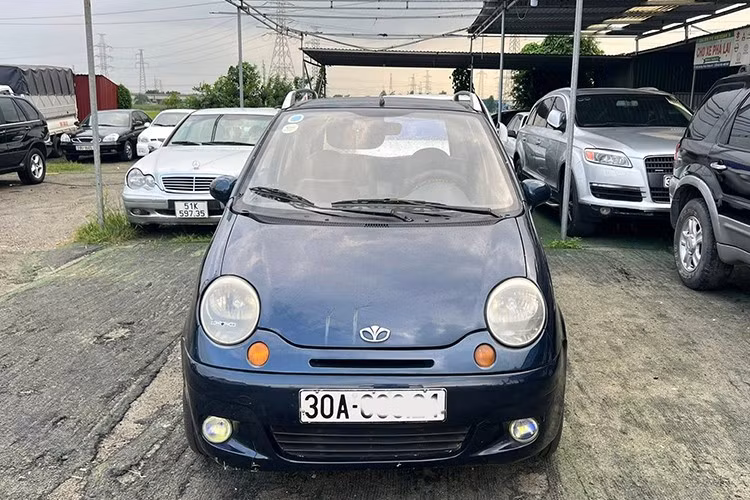 Rẻ, dễ tìm, dễ mua là ưu điểm dễ nhận thấy đối với chiếc Daewoo Matiz đã qua sử dụng nhiều năm. Với mức giá chỉ tương đương chiếc xe tay ga hạng trung như Honda Air Blade, Piaggio Libert, Daewoo Matiz dễ thuyết phục khách hàng xuống tiền để hiện thực hoá giấc mơ ôtô.
