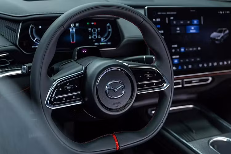 Những trang bị còn lại của Mazda EZ-6 Sports Edition được bê nguyên từ bản thường sang. Theo đó, xe sở hữu lưới tản nhiệt quen thuộc của Mazda và cụm đèn pha thiết kế hai tầng, với đèn chính đặt bên dưới dải đèn LED định vị ban ngày. Hệ thống chiếu sáng phía trước của xe được gọi bằng cái tên “Wings of Light” (Đôi cánh ánh sáng), bao gồm cả logo Mazda phát sáng tùy chọn.