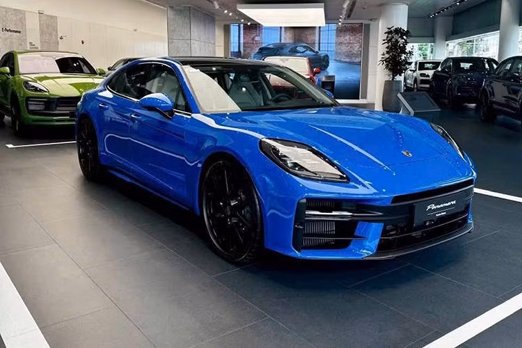 Một chiếc xe Porsche Panamera thế hệ mới đang được chào bán với mức giá hơn 8 tỷ đồng đã nhận được sự quan tâm của cộng đồng mạng, so với giá xe hãng công bố từ 6,42 tỷ đồng, chiếc xe này đang chênh gần 2 tỷ đồng, và liệu người bán đang có "ăn dày".