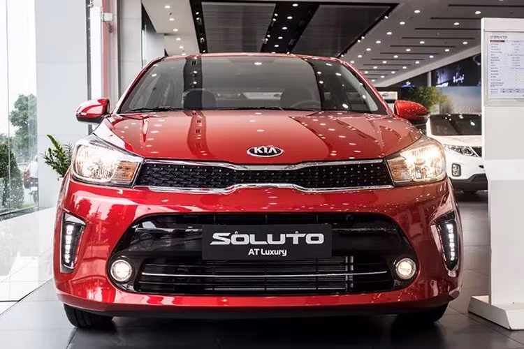 KIA Soluto - mẫu sedan cỡ B Hàn Quốc cũng gặp khó tương tự khi chỉ bán được 14 chiếc trong tháng 5, giảm mạnh 75.4% so với kết quả 57 xe hồi tháng 4 vừa qua.