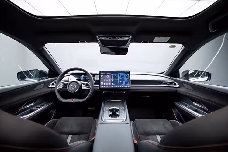 Nhiều khả năng Mazda EZ-6 Sports Edition vẫn dùng 2 tùy chọn động cơ giống bản thường. Đầu tiên là hệ truyền động hybrid với động cơ xăng để mở rộng phạm vi hoạt động (EREV). Hệ truyền động này bao gồm động cơ xăng 4 xi-lanh, dung tích 1.5L, kết hợp với mô-tơ điện 160 kW (217 mã lực) đặt phía sau.
