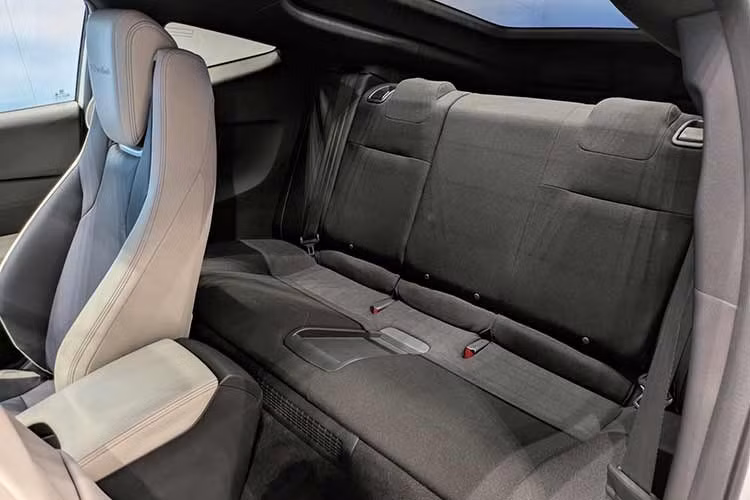 Bên cạnh khả năng vận hành, khoang cabin của Prelude e:HEV cũng được chăm chút tỉ mỉ để xứng tầm một mẫu xe thể thao hiện đại. Trung tâm bảng điều khiển là màn hình cảm ứng 9 inch hỗ trợ kết nối thông minh, đi kèm bảng đồng hồ kỹ thuật số 10,2 inch cung cấp thông số trực quan cho người lái.