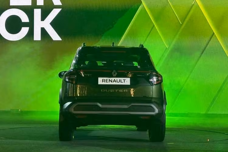 Renault cũng cung cấp mẫu Duster Turbo TCe 100 với động cơ ba xi-lanh tăng áp 1.0 lít sản sinh công suất 100 mã lực. Hộp số sàn sáu cấp truyền sức mạnh đến bánh trước. Trong khi đó, Duster Turbo TCe 160 được trang bị động cơ tăng áp 4 xi-lanh 1.3 lít, được phát triển hợp tác với Mercedes-Benz. Động cơ này sản sinh công suất 160 mã lực truyền đến bánh trước thông qua hộp số sàn 6 cấp hoặc hộp số tự động ly hợp kép 6 cấp (DCT).