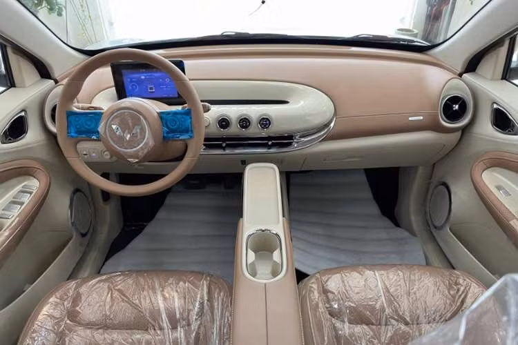 Wuling Bingo 2026 sẽ được chuyển đổi toàn bộ cổng sạc sang chuẩn CCS2, thay cho chuẩn sạc cũ của thị trường Trung Quốc. Việc thay đổi này cho phép xe tương thích với hầu hết các trạm sạc công cộng hiện nay tại Việt Nam mà không cần bộ chuyển đổi, giúp rút ngắn thời gian sạc từ 30% lên 80% trong khoảng 35 phút.