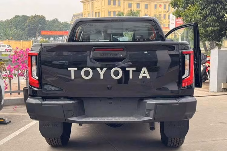 Hilux thế hệ mới duy trì khối động cơ 2.8L diesel tăng áp mã 1GD-FTV, cho công suất tối đa 204 mã lực và mô-men xoắn 500 Nm (hộp số tự động 6 cấp). Phiên bản hộp số sàn giới hạn mô-men xoắn ở mức 420 Nm. Xe có tùy chọn dẫn động cầu sau hoặc hệ dẫn động 4 bánh bán thời gian kèm khóa vi sai sau.Lần đầu tiên, hệ thống kiểm soát địa hình Multi-Terrain Select được trang bị, hỗ trợ 5 chế độ: Dirt, Sand, Mud, Rock và Deep Snow.
