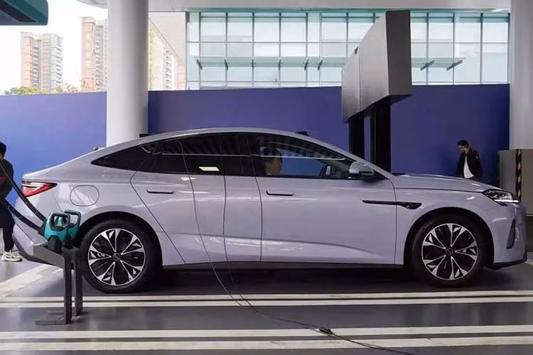 BYD cho biết hệ truyền động mới của mẫu sedan thuần điện này duy trì mức tiêu thụ năng lượng dưới 10 kWh/100 km. Trong khi công nghệ pin Blade thế hệ thứ hai của BYD gây chú ý với khả năng đạt phạm vi di chuyển hơn 1.000 km, Seal 07 EV lại sử dụng biến thể Short Blade Battery 2.0. Phiên bản này được thiết kế để đạt khả năng truyền tải công suất cao thay vì tối đa mật độ năng lượng.