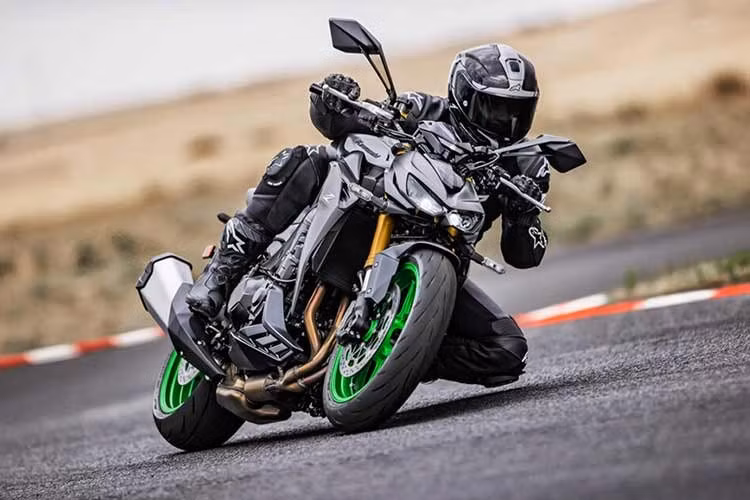 Theo kế hoạch, sự kiện ra mắt vào ngày 15/3 sẽ đánh dấu lần đầu tiên mẫu naked-bike dung tích 1.100cc này xuất hiện chính thức tại Việt Nam. Mức giá xe Kawasaki Z1100 SE 2026 tại Việt Nam chưa được công bố, nhưng tại Thái Lan nó có giá từ 14.999 USD (khoảng 395 triệu đồng).