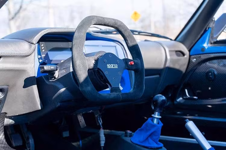 Chiếc xe thể thao dựa trên nền tảng Lotus Elise, trông giống như bất kỳ siêu xe Ferrari nào cũng phải e ngại và tránh đường, thực chất lại không phải là một con thú hoang dã đến vậy. Nó được trang bị động cơ bốn xi-lanh thẳng hàng tăng áp do Honda Performance cung cấp. Động cơ 4 xi-lanh thẳng hàng này sản sinh công suất 500 mã lực, vì vậy chúng ta có thể gọi đây là một siêu xe.