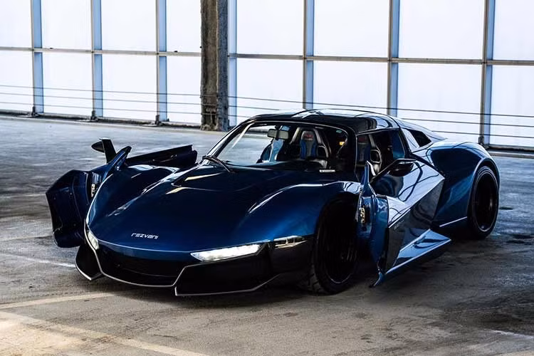 Chiếc Rezvani Beast Alpha này sử dụng lốp trước sản xuất năm 2016, và hệ thống điều hòa không khí không còn hoạt động. Đồng hồ hiển thị số cũng ngừng hoạt động. Mặc dù có nhiều lỗi và thậm chí có thể không hợp pháp ở một số tiểu bang, nhưng vẫn có người yêu thích nó và mang về nhà. Họ đã trả 111.000 USD (khoảng 2,88 tỷ đồng) cho chiếc xe bị hư hỏng nặng này.