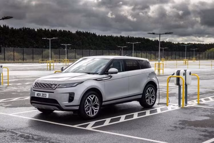 Về khả năng vận hành trên nhiều điều kiện địa hình, Evoque được trang bị hệ dẫn động bốn bánh toàn thời gian cùng hệ thống Terrain Response 2, cho phép lựa chọn nhiều chế độ lái như Eco, Comfort, Grass-Gravel-Snow, Mud-Ruts, Sand, Dynamic và Automatic.