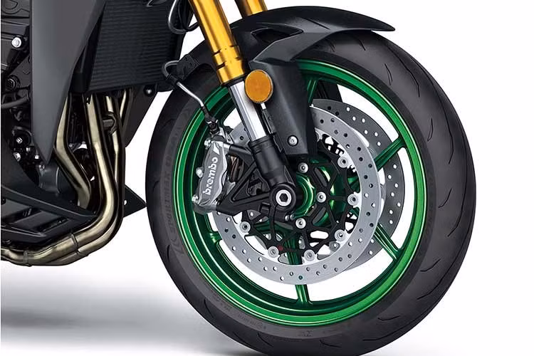 Phuộc trước loại Upside Down thương hiệu SFF-BP 41mm cao cấp có thể điều chỉnh. Phuộc sau thương hiệu Ohlins S46 có thể điều chỉnh mang lại cảm giác lái êm ái, linh hoạt. Khung xe dạng Twin tube bằng nhôm cho khả năng phân bổ trọng lượng tối ưu và nhẹ.