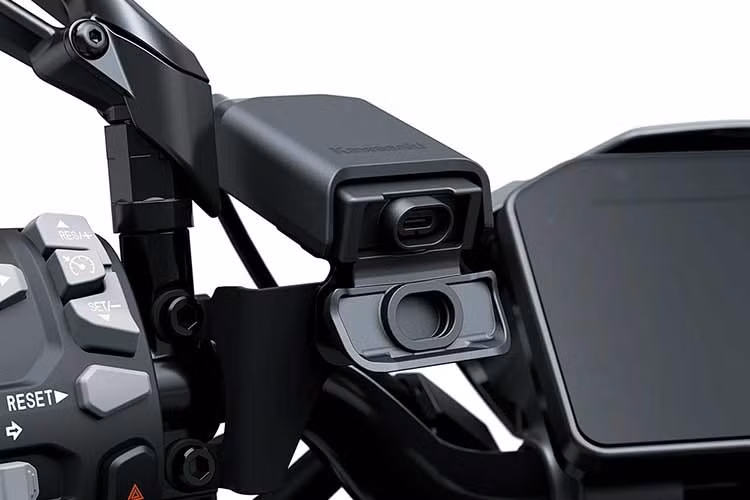 Điểm nổi bật nhất của Kawasaki Z1100 SE 2026 chính là động cơ 4 xi-lanh thẳng hàng dung tích 1.099cc, chia sẻ với mẫu sport-touring Kawasaki Ninja 1100SX, cho công suất 136 PS và momen xoắn 113 Nm.