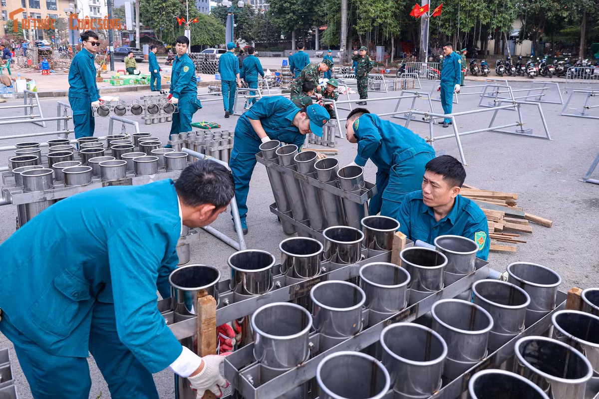 Bên cạnh đó, việc tổ chức bắn pháo hoa còn góp phần tạo nên không khí Tết rộn ràng, kết nối cộng đồng và mang đến những khoảnh khắc khó quên cho người dân, nhất là sau những ngày chuẩn bị Tết với nhiều công việc. Nhiều gia đình đã lên kế hoạch từ sớm để đến những vị trí đẹp nhất trong thành phố để hưởng trọn vẹn cảm giác chào đón khoảnh khắc chuyển giao đặc biệt này.