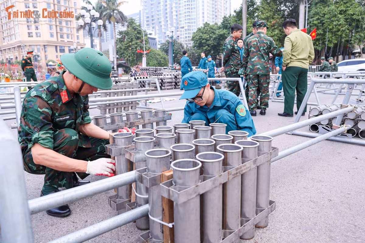Công tác chuẩn bị đã bắt đầu từ nhiều ngày trước đó. Tại vườn hoa Lạc Long Quân (phường Tây Hồ), lực lượng triển khai việc lắp đặt dàn pháo, cố định khung giá và căn chỉnh hệ thống ống phóng với sự tỉ mỉ cao nhất để bảo đảm tuân thủ phương án kỹ thuật đã được phê duyệt. Các trận địa đều được khoanh vùng, lực lượng an ninh và phòng cháy chữa cháy túc trực nhằm đảm bảo an toàn tuyệt đối.