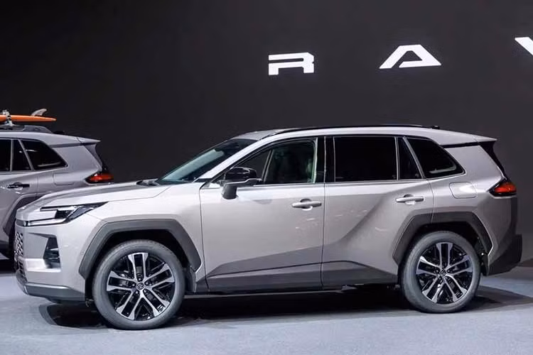 Trong đó, bản LTD HEV AWD nhiều khả năng được phát triển dựa trên cấu hình "Core", còn bản ADV HEV AWD hướng đến phong cách thể thao hơn, tương tự biến thể “Adventure” đang được bán tại các thị trường quốc tế.
