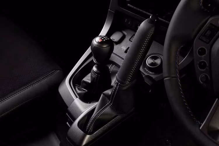 Chi tiết về giá cả vẫn chưa được công bố, nhưng những người quan tâm Toyota GR Yaris Sebastien Ogier phiên bản tri ân WRC này nên chuẩn bị trả nhiều tiền hơn cho mẫu xe này so với phiên bản tiêu chuẩn.