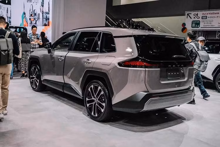 Đáng chú ý, Toyota RAV4 2026 tại thị trường này sẽ có hai phiên bản hybrid sử dụng hệ dẫn động bốn bánh toàn thời gian (AWD) – điều đã vắng bóng trong dòng xe này tại Philippines suốt vài năm qua. Hai biến thể bao gồm: 2.5 LTD HEV AWD CVT và 2.5 ADV HEV AWD CVT.
