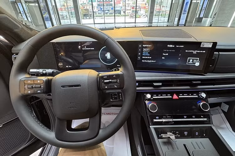 Tuy nhiên chiếc xe Hyundai SantaFe có số VIN 2024 đang được bán 905 triệu đồng này cũng được xác nhận có khá nhiều khách quan tâm. Ngoài ra, 1 đại lý Hyundai khác cũng đang chào bán xe Hyundai SantaFe có số VIN 2024 với giá hấp dẫn không kém.