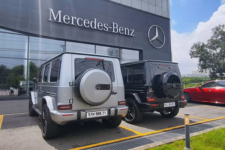 Mercedes-AMG G 63 Special Edition được đưa về Việt Nam với số lượng giới hạn, chiếc xe trong bài sở hữu màu đen cùng gói tùy chọn AMG Night Package, sẽ có các chi tiết như lưới tản nhiệt, logo xung quanh xe, ốp cản trước, ốp viền bánh dự phòng, mâm xe sơn màu đen bên cạnh đó là đèn pha, đèn xi-nhan và đèn hậu có màu xám khói.