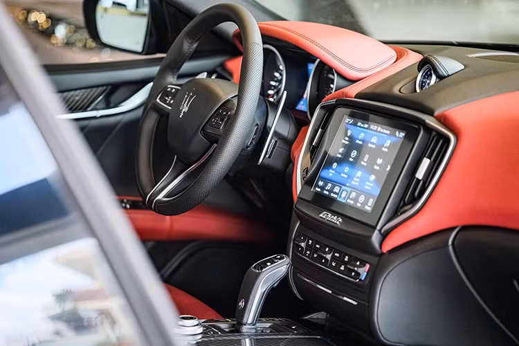 Sức mạnh này của Maserati Ghibli Ribelle phiên bản giới hạn đầu tiên về Việt Nam sẽ được truyền xuống cầu sau thông qua hộp số tự động ZF 8 cấp với lẫy chuyển số sau vô-lăng. Nhờ đó, giúp chiếc Maserati Ghibli phiên bản 30 xe dành cho châu Á có khả năng tăng tốc từ vị trí xuất phát lên 100 km/h trong thời gian 5,5 giây, trước khi đạt tốc độ tối đa 267 km/h.
