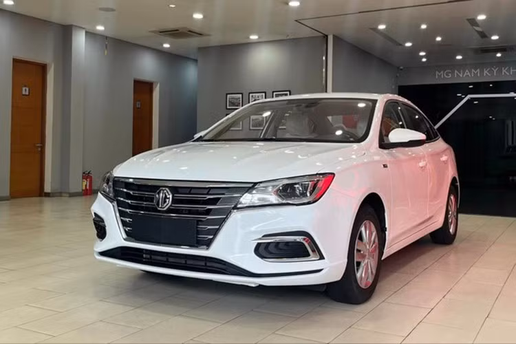 New MG5 MT: 399 triệu đồng ﻿Được định vị ở phân khúc sedan cỡ C nhưng New MG5 MT lại có giá ngang xe hạng A. New MG5 MT nổi bật với kích thước 4.601 x 1.818 x 1.489 mm, chiều dài cơ sở 2.680 mm. Xe được trang bị động cơ xăng 1.5L cho công suất 113 mã lực và mô men xoắn 150 Nm, đi kèm hộp số sàn 5 cấp.