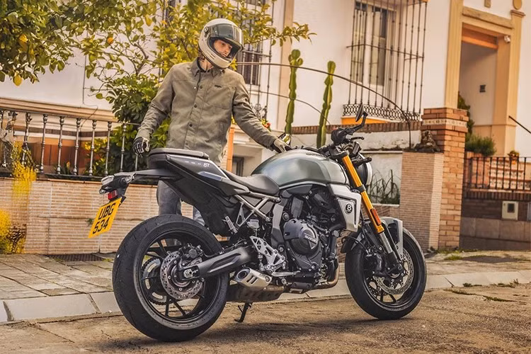 Ngoài ra xe còn có đèn pha LED tròn có nhiều nét tương đồng với Honda CB650R, với bản TT được bao phủ bởi quây gió đã đề cập ở trên. Mẫu xe này cũng có một tấm ốp gầm bên dưới động cơ và một cấu hình yên phẳng hơn, được cho là gợi nhớ tới những chiếc xe đua năm xưa.