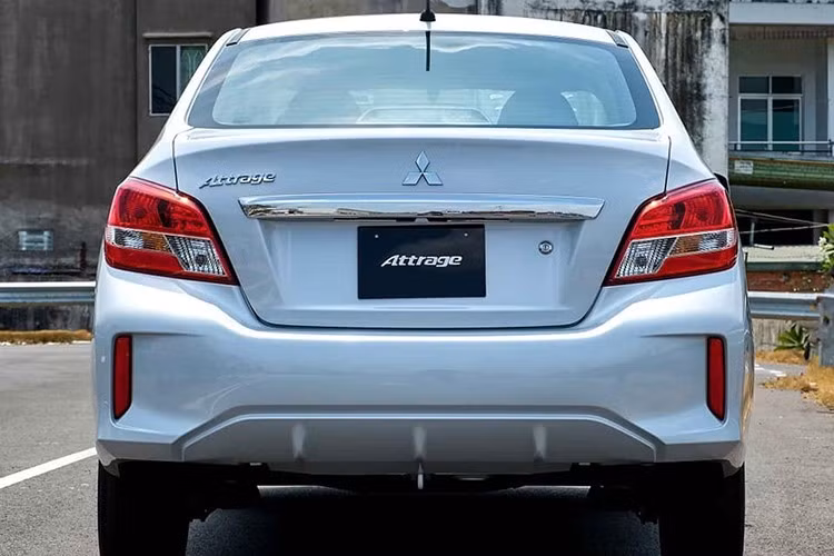 Attrage MT sở hữu động cơ xăng 1.2L, cho công suất tối đa 78 mã lực và mô-men xoắn cực đại 100 Nm, kết hợp hộp số sàn 5 cấp. Mức tiêu thụ nhiên liệu theo công bố chỉ khoảng 5 lít/100 km, giúp giảm chi phí vận hành. Trang bị an toàn:gồm: 2 túi khí cho khoang lái, hệ thống phanh ABS, hệ thống phân phối lực phanh điện tử EBD và tính năng khóa cửa từ xa.
