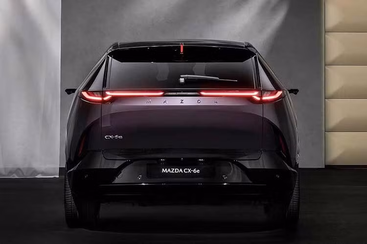 Một số trang bị đáng chú ý khác trên mẫu xe SUV điện Mazda CX-6e sắp ra mắt thị trường Thái Lan gồm mâm hợp kim 21 inch, nội thất hai tông màu Amethyst &amp; White và ghế sau tích hợp hệ thống thông gió.