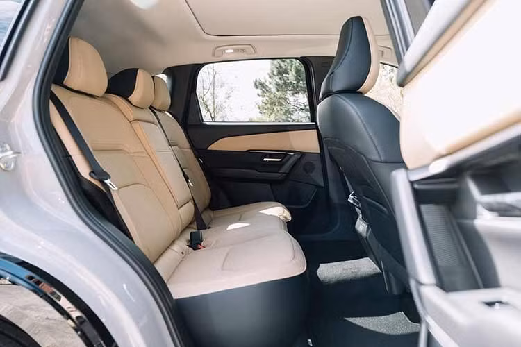 Thay đổi đáng chú ý nhất nằm dưới nắp ca-pô. Mazda CX-5 HEV mới sử dụng hệ truyền động e-Skyactiv-G 2.5L, cho công suất 179 mã lực và mô-men xoắn cực đại 242 Nm.