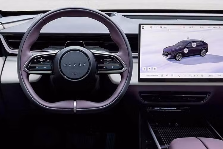 Về kích thước, CX-6e có chiều dài cơ sở tương đương ZEEKR 7X và XPENG G6, đồng thời lớn hơn một số mẫu xe như Toyota bZ4X hay Honda e:N2. Phiên bản được đề cập sử dụng hệ truyền động Long Range RWD, với một mô-tơ điện đặt ở cầu sau, cho công suất tối đa 258 mã lực và mô-men xoắn cực đại 290 Nm.