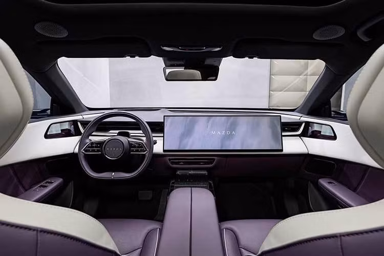 Bên cạnh thiết kế ngoại thất mang phong cách riêng, Mazda CX-6e gây chú ý với màn hình trung tâm Ultra-Wide độ phân giải 5K, kích thước khoảng 26 inch, bộ pin 77,9 kWh, phạm vi hoạt động tối đa 600 km theo tiêu chuẩn NEDC và khả năng sạc nhanh DC công suất lên tới 195 kW.