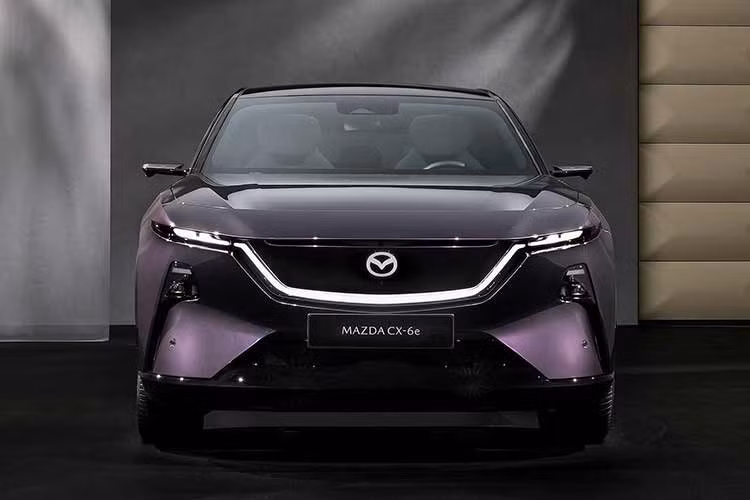 Mazda CX-6e sẽ trở thành mẫu xe điện 100% thứ hai của Mazda tại thị trường Thái Lan, sau Mazda6e. Xe dự kiến được nhập khẩu nguyên chiếc từ Trung Quốc. Mức giá xe dự kiến từ 1.xx triệu baht (tương đương 776 triệu đồng).