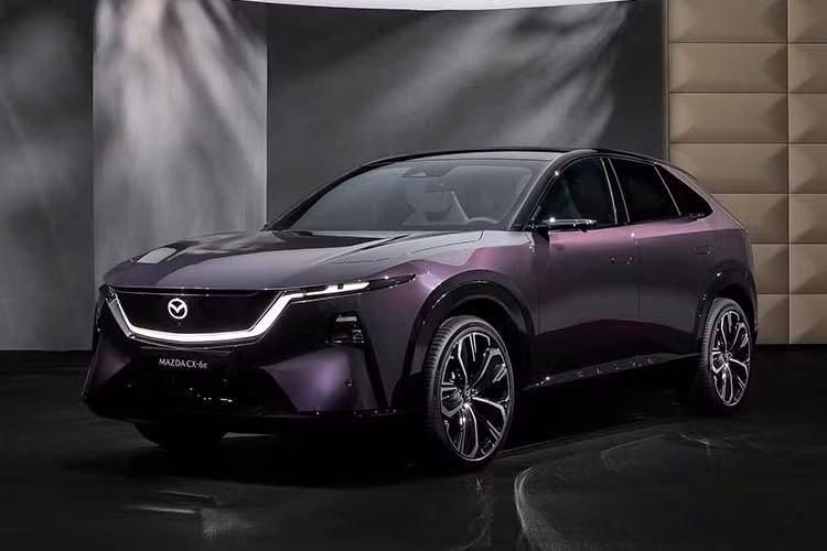 Mazda CX-6e 2026 sắp ra mắt tại Thái Lan còn được biết đến với tên gọi EZ-60 tại Trung Quốc, là sản phẩm hợp tác giữa Mazda và Changan. Mẫu xe phát triển trên nền tảng EPA1 của Deepal S07, nhưng được Mazda thiết kế lại đáng kể về ngoại thất và nội thất.