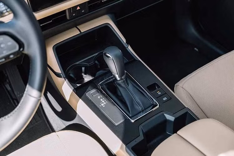 Theo Mazda, mô-men xoắn ở dải vòng tua dưới 4.500 vòng/phút được cải thiện 19%. Hệ thống truyền động điện hóa kết hợp với hộp số tự động 6 cấp, trong khi khung gầm và hệ thống treo cũng được tinh chỉnh nhằm nâng cao độ êm ái và khả năng vận hành.