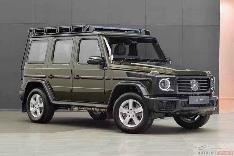 Mercedes-Benz G 450 d 2026 ra mắt tại Thái Lan sở hữu số đo dài x rộng x cao lần lượt là 4.825 x 1.984 x 1.976 mm, đi kèm chiều dài cơ sở 2.890 mm. Mẫu xe này duy trì thông số vượt địa hình ấn tượng với khoảng sáng gầm đạt 250 mm cùng khả năng lội nước, lội bùn sâu tối đa 850 mm.