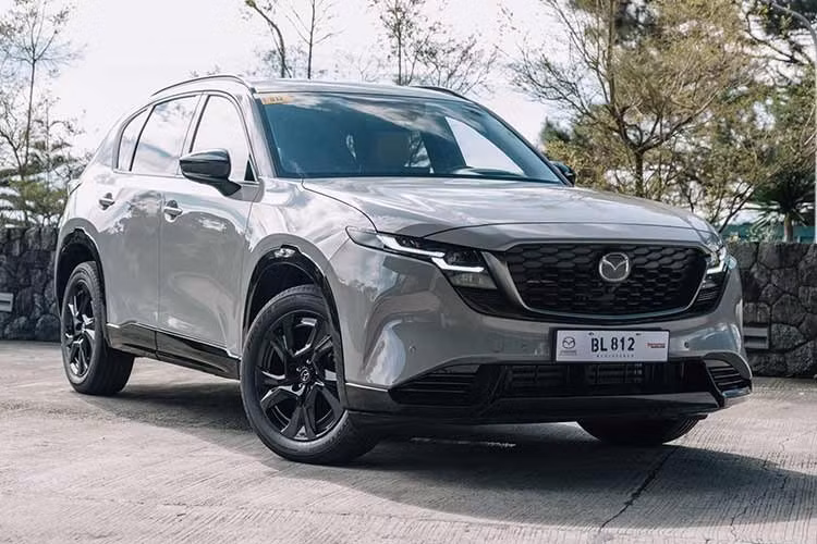 Mazda CX-5 HEV 2027 vừa chính thức ra mắt thị trường Philippines, xe được cung cấp với 6 màu ngoại thất gồm Soul Red Crystal, Rhodium White, Machine Gray, Jet Black, Aero Gray và Navy Blue Mica. Chiếc xe trong bài sở hữu màu Aero Gray.