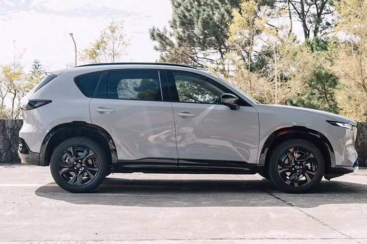 So với thế hệ tiền nhiệm, Mazda CX-5 mới dài hơn 115 mm, rộng hơn 15 mm và cao hơn 30 mm. Đáng chú ý, chiều dài cơ sở tăng tới 115 mm, qua đó mở rộng không gian cabin, đặc biệt là khoảng để chân dành cho hành khách.