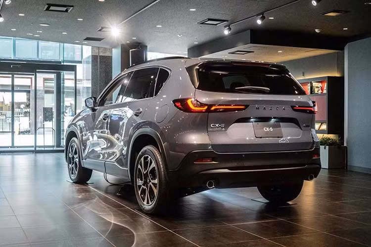 Tại thị trường Việt Nam, mẫu SUV Mazda CX-5 2027 thế hệ mới hiện là mẫu xe đang được người tiêu dùng chờ đợi nhất, dự kiến ra mắt thị trường vào tháng 11 năm nay. Giá bán chính thức hiện chưa được công bố, nhưng dự đoán cao hơn so với thế hệ hiện tại.