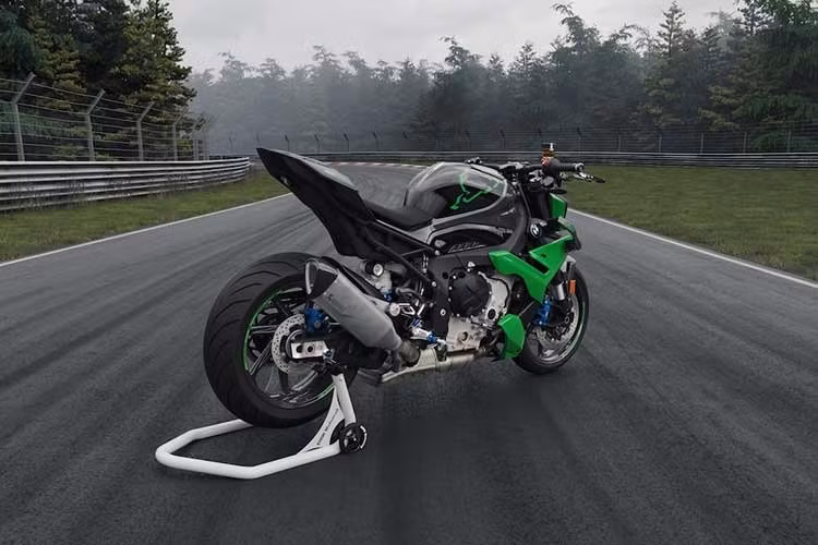 BMW M 1000 XR là mẫu xe hiệu năng cao kết hợp giữa sức mạnh uy lực, sự ổn định ở tốc độ cao cùng tư thế công thái học, tối ưu cho những chuyến đi đường dài. Động lực học, sự chính xác và tính đa dụng luôn được đặt lên hàng đầu.