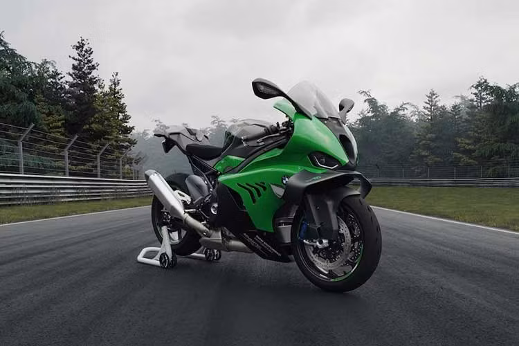 Cả ba chiếc xe đặc biệt đều có lớp sơn ngoại thất màu xanh - Nürburgring Green lịch sử. Đây là màu sơn được phát triển riêng cho bản đặc biệt này, bên cạnh đó còn có hoạ tiết nhấn mạnh kỷ niệm 100 năm, bộ vành xe làm từ sợi carbon, khung sau cùng gắp xe sơn màu đen.